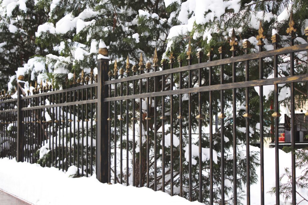 3-effective-ways-to-get-rid-of-ice-and-snow-from-iron-fences-hercules